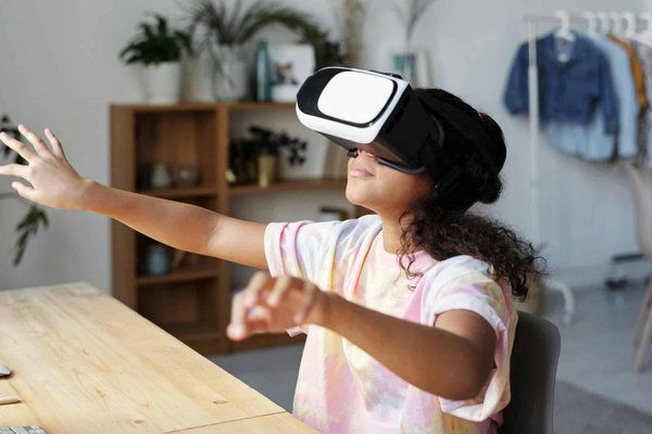 Comment intégrer des fonctionnalités de réalité virtuelle dans une application éducative pour enfants ?